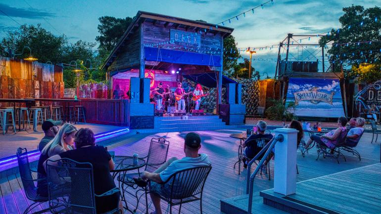 在赤脚码头的星空下欣赏现场表演