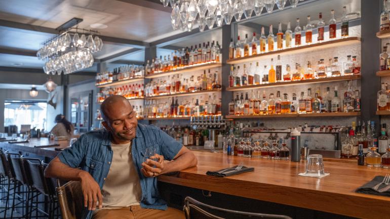 在时尚的 North of Bourbon 酒廊品尝精酿啤酒 在时尚的 North of Bourbon 酒廊品尝精酿啤酒