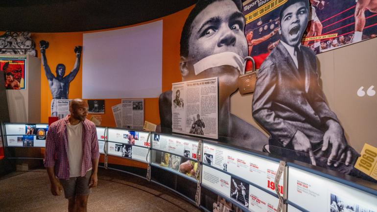 在穆罕默德·阿里中心,档案照片、报纸剪报等作品讲述了这位运动员的生平和职业生涯 在穆罕默德·阿里中心,档案照片、报纸剪报等作品讲述了这位运动员的生平和职业生涯