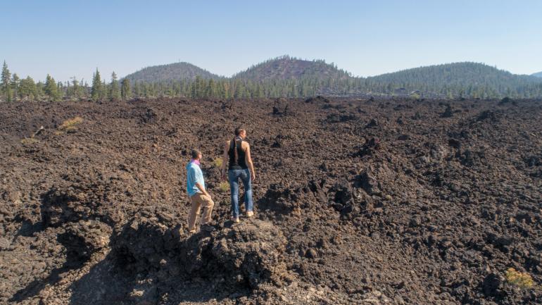 在俄勒冈州拉派恩附近的纽贝里国家火山纪念地欣赏熔岩流奇观 在俄勒冈州拉派恩附近的纽贝里国家火山纪念地欣赏熔岩流奇观