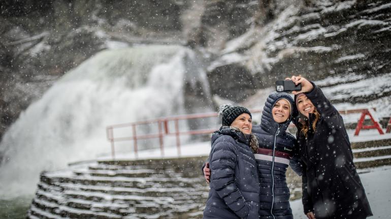Robert H. Treman State Park 州立公园 Enfield Falls 瀑布前的雪景自拍照