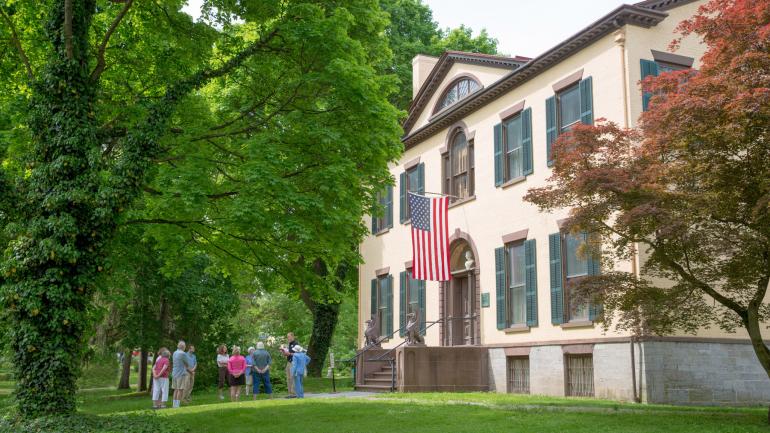 在奥本西华德故居博物馆外参观的旅游团