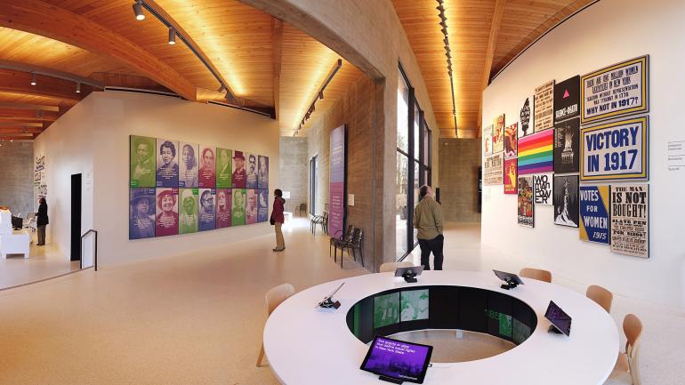 在奥本的平等权利遗产中心参观展览