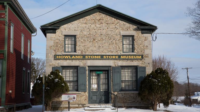 奥罗拉镇内的 Howland Stone Store Museum 博物馆内藏有许多历史文物