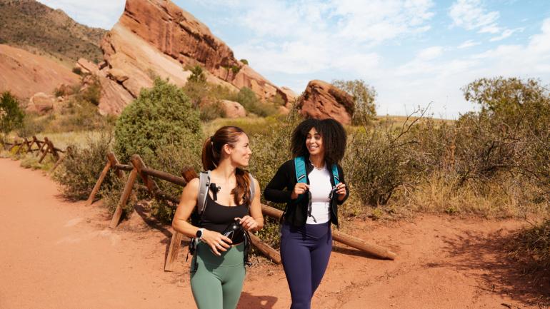 前往科罗拉多州丹佛附近的红石公园徒步