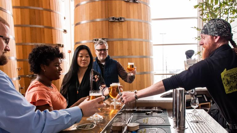 在赫尔希的 Tröegs Independent Brewing 酿酒厂品尝啤酒