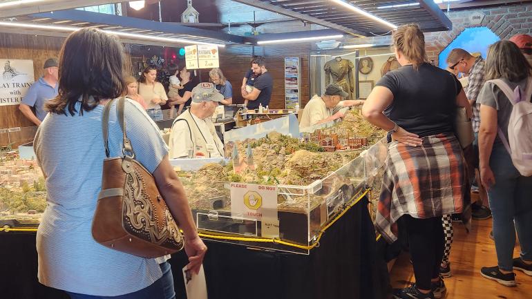 在德克萨斯州汤博尔的汤博尔火车站遗址广场欣赏火车模型