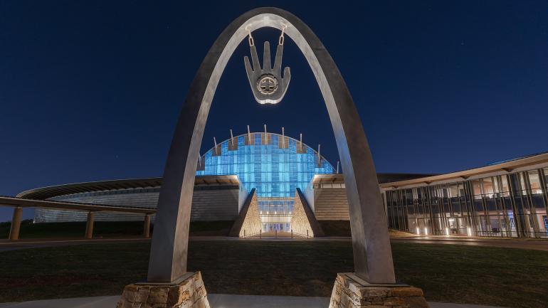 俄克拉荷马城美国原住民博物馆外部灯火通明