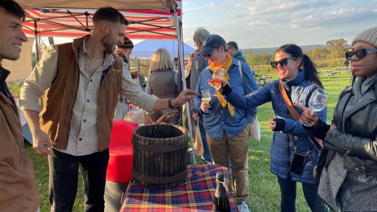 在美丽的南山苹果酒厂内品尝精酿苹果酒