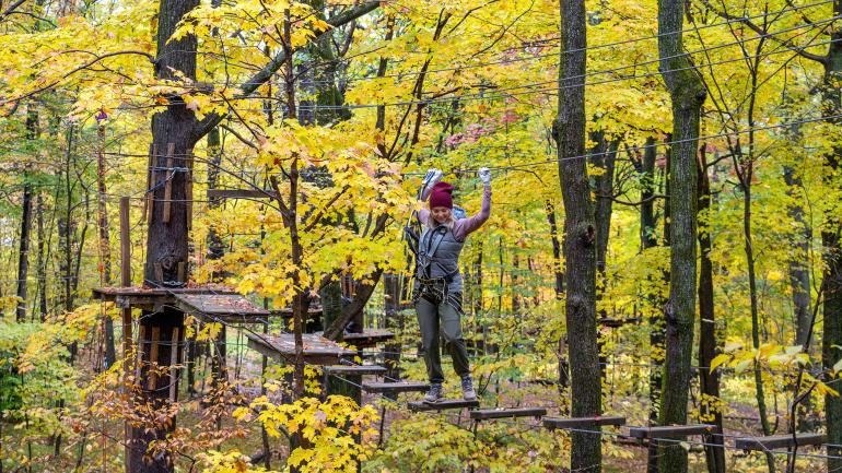 在布里斯托尔山空中探险,穿越充满挑战的绳索路线 在布里斯托尔山空中探险,穿越充满挑战的绳索路线