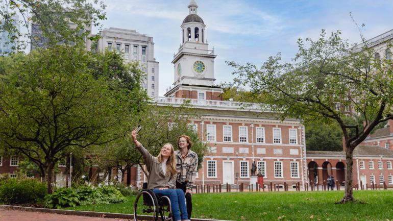 在宾夕法尼亚州费城独立厅前自拍留念