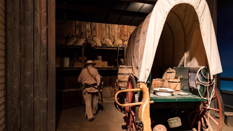 身着历史服装的导游正在带领游客参观俄勒冈州/加利福尼亚州国家拓荒中心博物馆