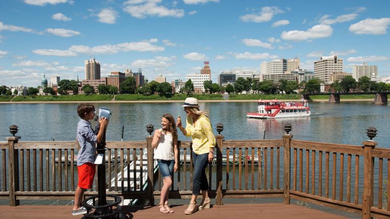 在宾夕法尼亚州哈里斯堡，一边欣赏萨斯奎汉纳河美景，一边品尝冰淇淋