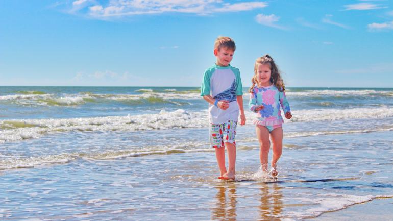 在德克萨斯州布拉佐斯波特的海滩上漫步 在德克萨斯州布拉佐斯波特的海滩上漫步