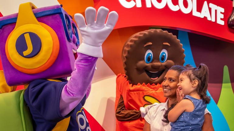 穿着特殊服装的角色人物在好时巧克力世界与游客打招呼