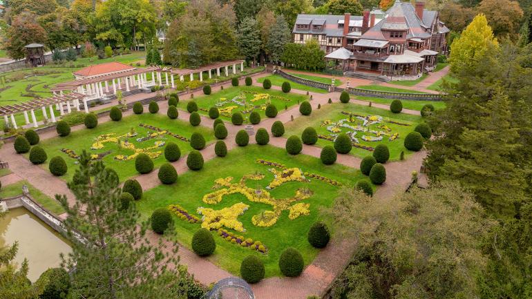 园林和保存完好的建筑构成了 Sonnenberg Gardens 花园与 Mansion State Historic Park 公园的宁静景观 园林和保存完好的建筑构成了 Sonnenberg Gardens 花园与 Mansion State Historic Park 公园的宁静景观
