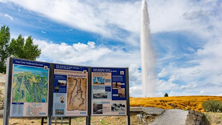 苏打斯普林斯的间歇泉每小时喷发一次，壮观磅礴