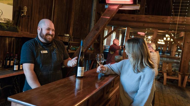 在 Geneva 附近的Ravines Wine Cellars 酒窖,与一位知识渊博的侍酒师畅谈葡萄酒 在 Geneva 附近的Ravines Wine Cellars 酒窖,与一位知识渊博的侍酒师畅谈葡萄酒