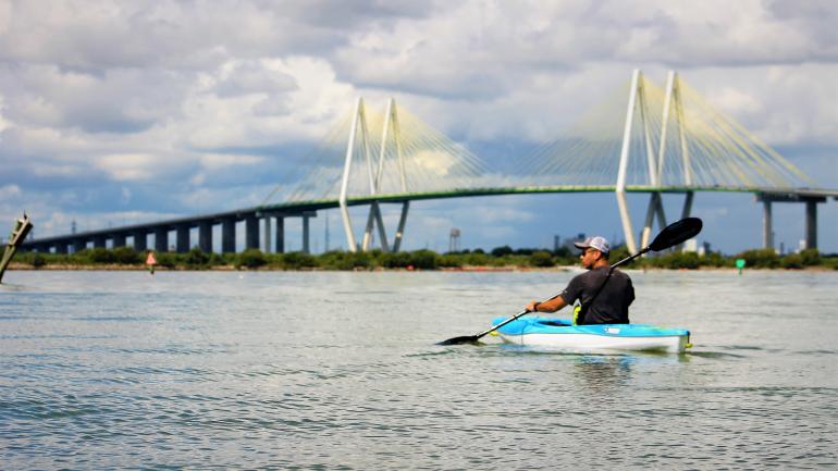 在德克萨斯州贝敦的 Crystal Bay 湾划皮艇