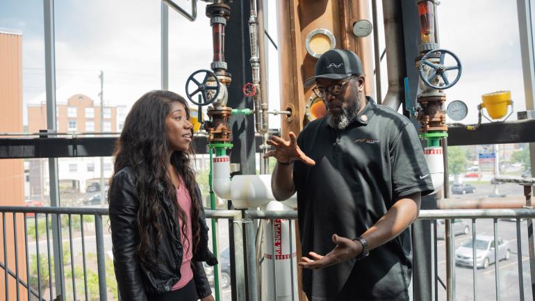 跟随导游参观肯塔基州纽波特的 New Riff 酿酒厂 跟随导游参观肯塔基州纽波特的 New Riff 酿酒厂