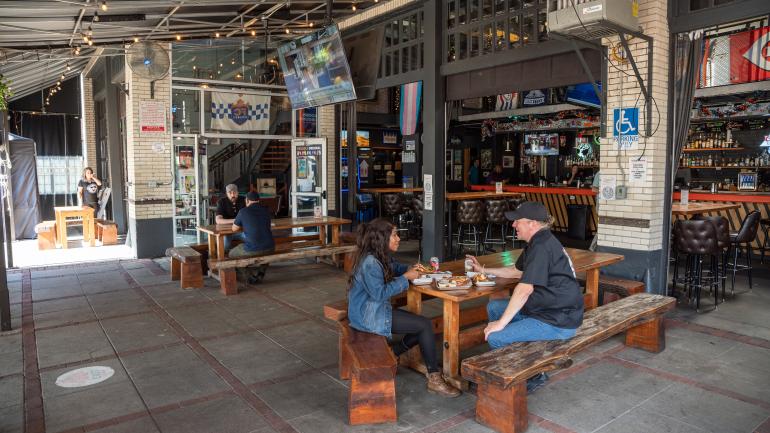 在辛辛那提 Queen City Radio 啤酒园享受露天餐饮 在辛辛那提 Queen City Radio 啤酒园享受露天餐饮