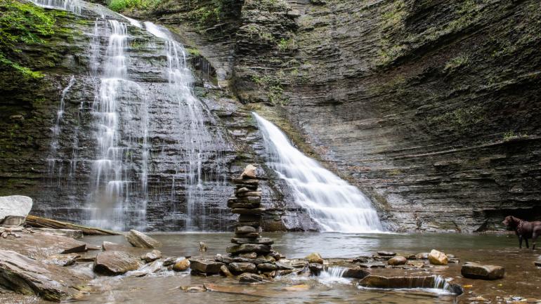 那不勒斯 Grimes Glen Park 公园的瀑布