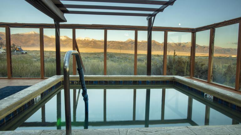 从 Joyful Journey Hot Springs Spa 温泉度假村的泳池俯瞰桑格雷克里斯托山脉美景 从 Joyful Journey Hot Springs Spa 温泉度假村的泳池俯瞰桑格雷克里斯托山脉美景