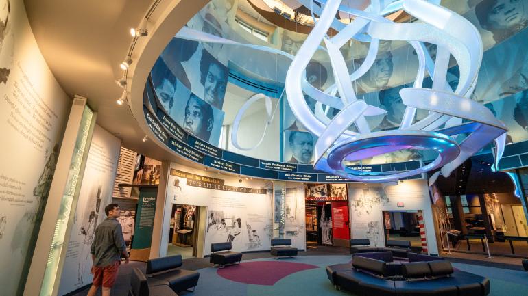 参观杰克逊密西西比州民权博物馆的展览