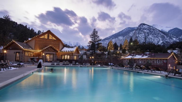 普林斯顿山温泉度假村的惬意温泉池的日落美景 普林斯顿山温泉度假村的惬意温泉池的日落美景