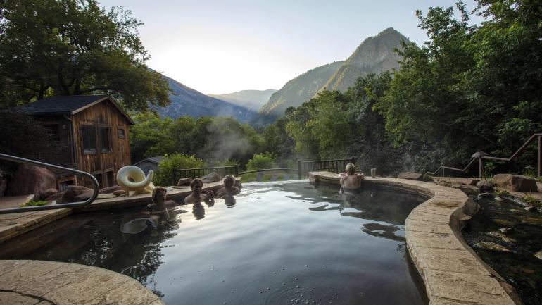 在 Avalanche Ranch Cabins & Hot Springs 温泉城泡一下温泉,恢复活力 在 Avalanche Ranch Cabins & Hot Springs 温泉城泡一下温泉,恢复活力