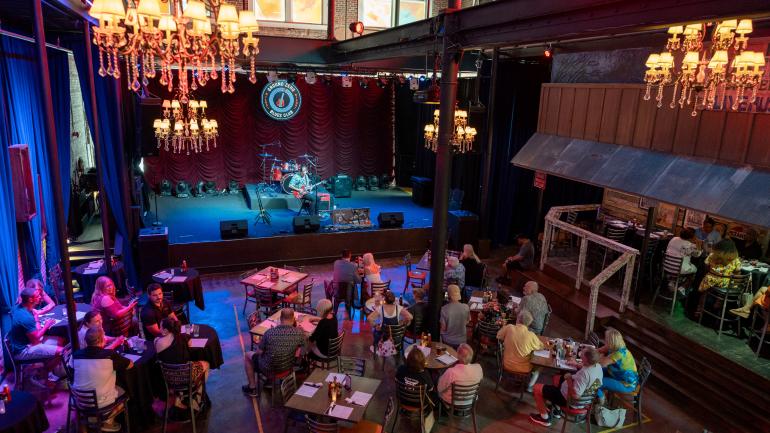 蓝调音乐人在比洛克西零点蓝调俱乐部表演，现场观众激动不已