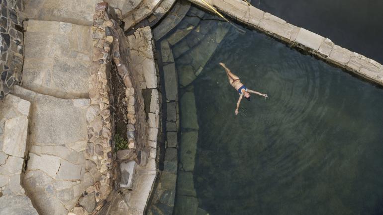 在草莓公园温泉 (Strawberry Park Hot Springs) 的天然温泉池中泡澡 在草莓公园温泉 (Strawberry Park Hot Springs) 的天然温泉池中泡澡
