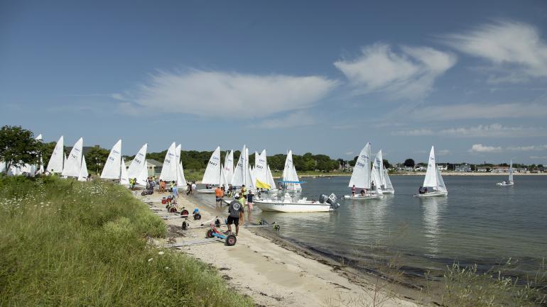 水手们准备在新贝德福德一年一度的巴泽兹湾赛舟会上大显身手