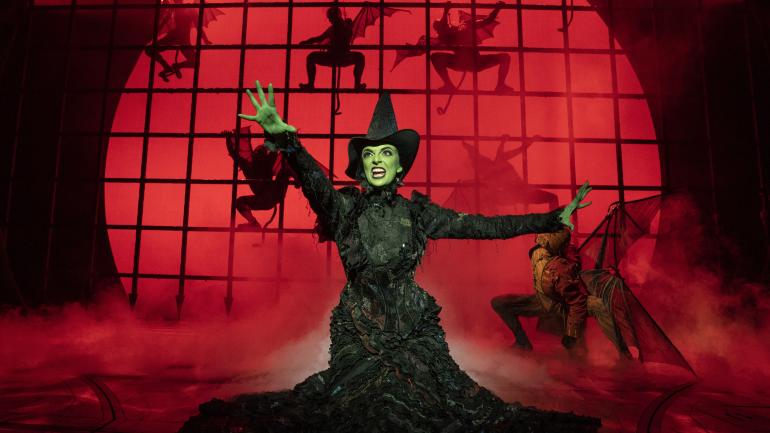 女演员 Talia Suskauer 在百老汇音乐剧《魔法坏女巫》中扮演艾尔法巴 (Elphaba) 女演员 Talia Suskauer 在百老汇音乐剧《魔法坏女巫》中扮演艾尔法巴 (Elphaba)