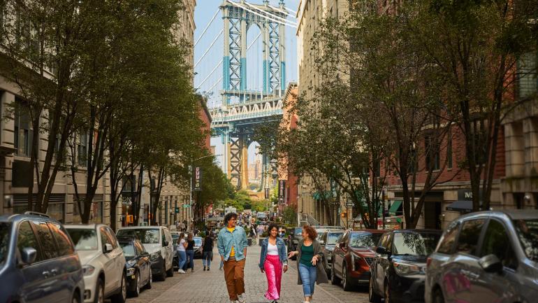 在纽约市的街道上漫步,欣赏布鲁克林大桥的美景 在纽约市的街道上漫步,欣赏布鲁克林大桥的美景