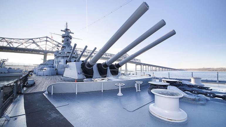 福尔里弗战舰湾马萨诸塞号战列舰上壮观的大炮