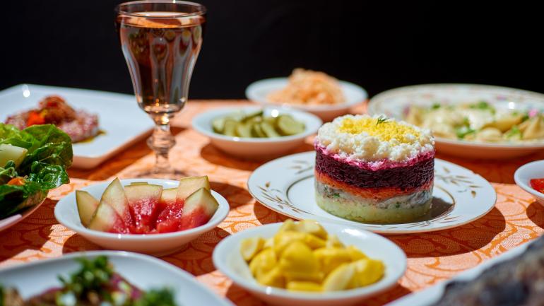 在当地著名的 Kachka 餐厅品尝俄罗斯菜肴