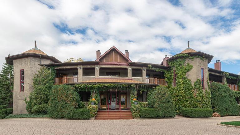 罗塞尔 Lynfred Winery 酒庄被常春藤覆盖的外墙