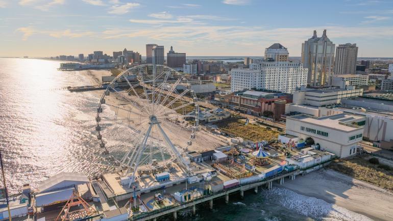 著名摩天轮 The Wheel 在大西洋城的钢铁码头上高高耸立