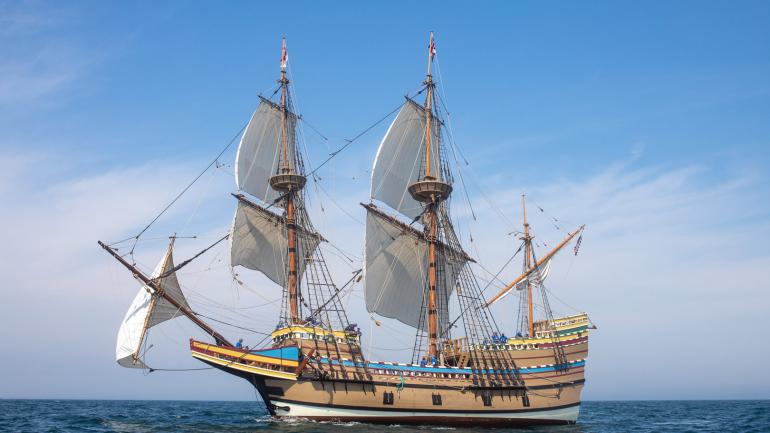 五月花二号驶过普利茅斯港