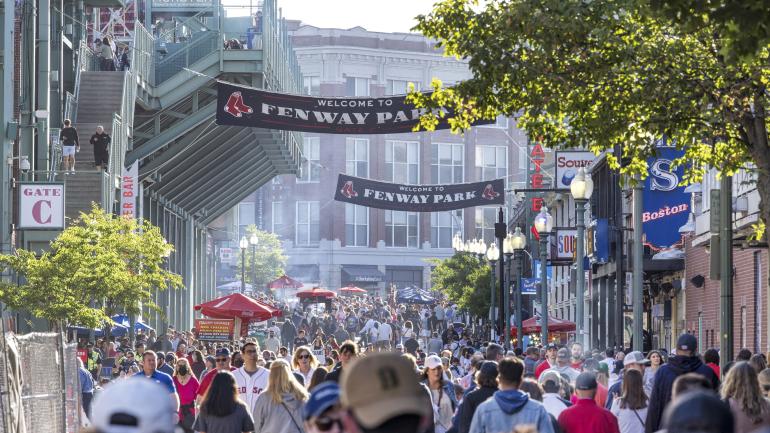 波士顿红袜队棒球比赛期间,芬威球场附近的热闹街道 波士顿红袜队棒球比赛期间,芬威球场附近的热闹街道