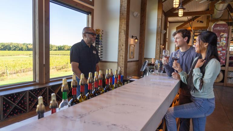 在哈蒙德的 Sharrott Winery 酒庄品尝当地的葡萄酒