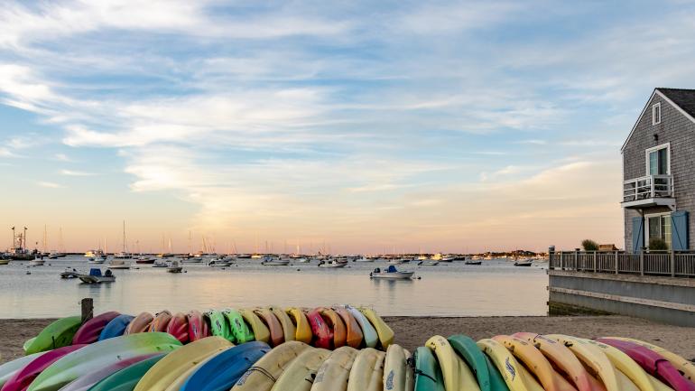 日落时分，楠塔基特码头上停满了皮划艇