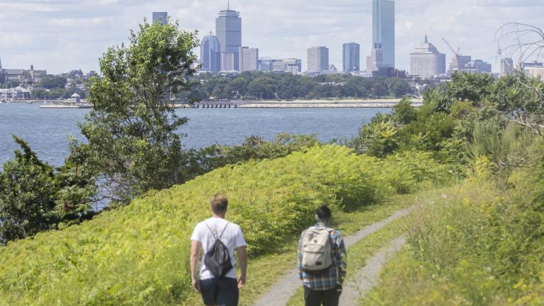 漫步于波士顿港群岛的小径,欣赏城市天际线的美景 漫步于波士顿港群岛的小径,欣赏城市天际线的美景