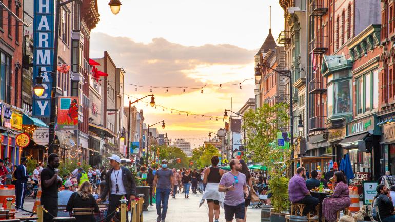 泽西市热闹非凡的纽瓦克大道