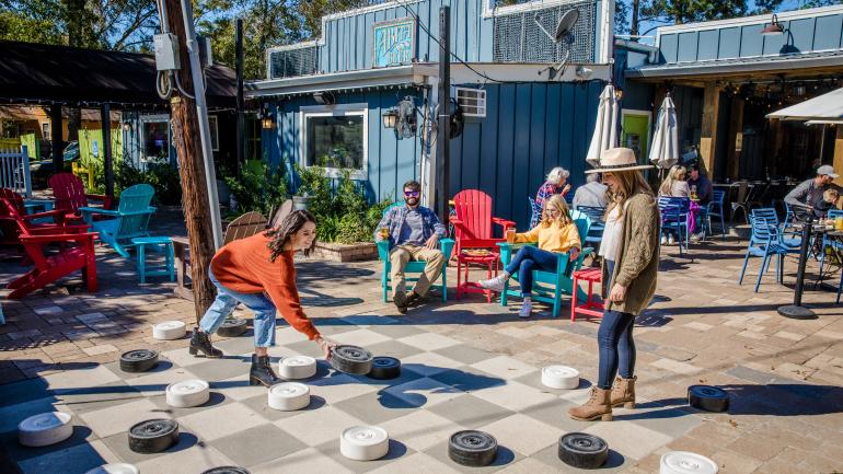 在阿比塔斯普林斯的 Abita Brew Pub 酒吧畅玩户外游戏