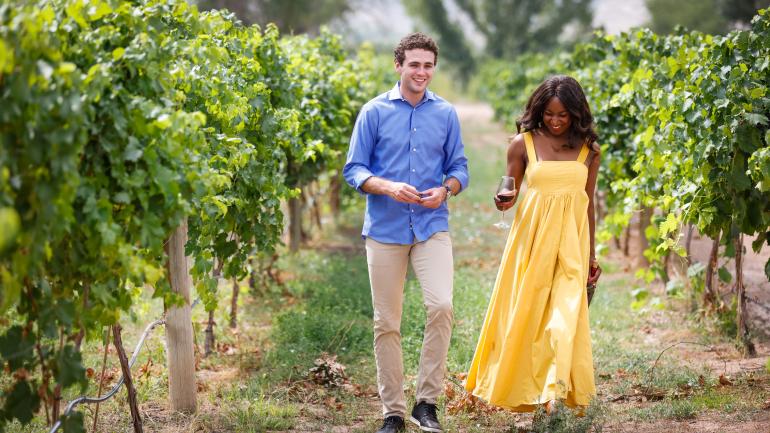 在大章克申的 Two Rivers Winery and Chateau 酒厂参观和品酒