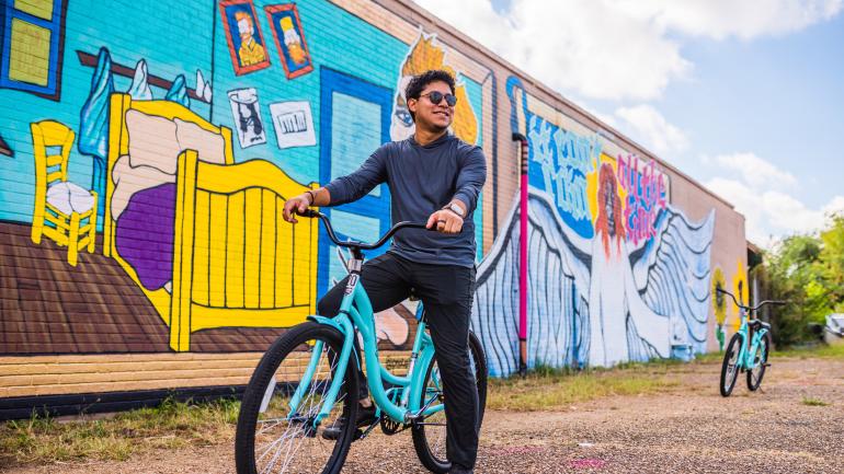 骑车经过莱克查尔斯市中心的彩色壁画