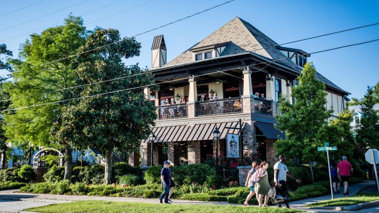 在曼德维尔的 The Barley Oak 酒吧露台静享一日美好时光