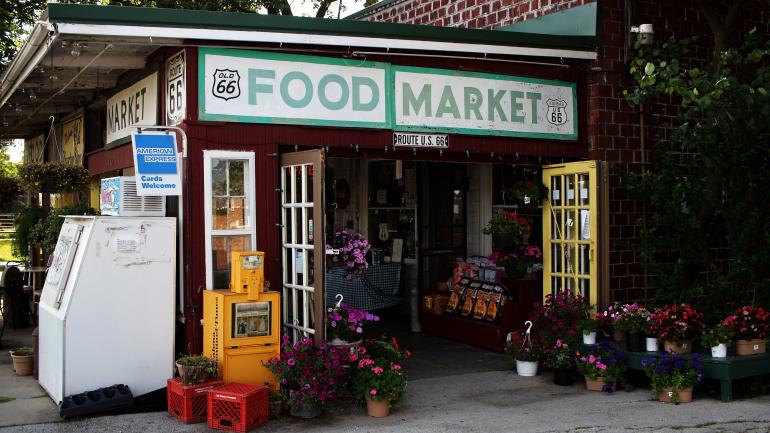 在里弗顿的 66 号公路上，尼尔森老里弗顿商店的红砖外墙